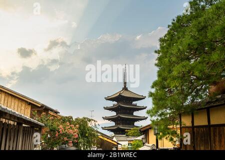 Vista sulla pagoda Yasaka, uno degli edifici più famosi dello skyline di Kyoto, Giappone Foto Stock