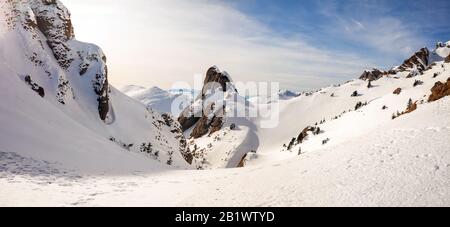 Vista panoramica del Monte Ciucas picco ad un tramonto d'inverno, parte della catena dei Carpazi rumeni Foto Stock