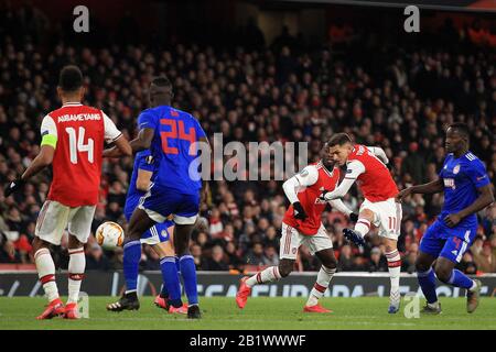 Londra, Regno Unito. 27th Feb, 2020. Lucas Torreira dell'Arsenale (11) scatta un colpo all'obiettivo. UEFA Europa League, round of 32, 2nd leg match, Arsenal contro Olympiacos all'Emirates Stadium di Londra giovedì 27th febbraio 2020. Questa immagine può essere utilizzata solo a scopo editoriale. Solo uso editoriale, licenza richiesta per uso commerciale. Nessun uso nelle scommesse, nei giochi o in un singolo club/campionato/player publications . pic by Steffan Bowen/Andrew Orchard sports photography/Alamy Live News Credit: Andrew Orchard sports photography/Alamy Live News Foto Stock