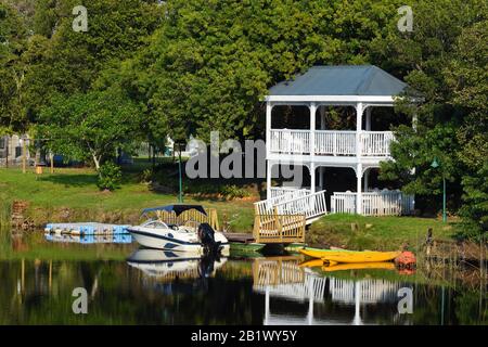 Riverside Pavilion Con Motoscafo E Kayak Foto Stock