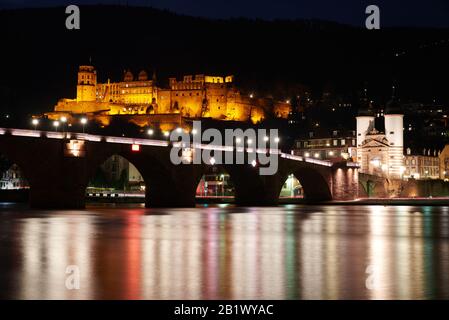 Heilderberg, Germania, 08 Feb 2020: Vista notturna del castello e del vecchio ponte dal fiume. Foto Stock
