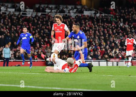 Londra, INGHILTERRA - FEBBRAIO 27TH Shkodran Mustafi di Arsenal battaglie per il possesso con Youssef El-Arabi durante la partita UEFA Europa League tra Arsenal e Olympiacos F.C. all'Emirates Stadium, Londra il Giovedi 27th Febbraio 2020. (Credit: Ivan Yordanov | Mi News)Editorial Use Only Credit: Mi News & Sport /Alamy Live News Foto Stock