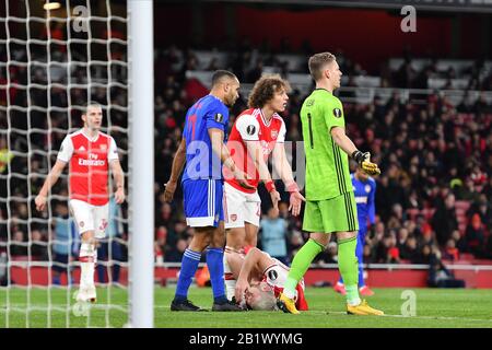 Londra, INGHILTERRA - FEBBRAIO 27TH Shkodran Mustafi dell'Arsenal ha ferito durante la partita della UEFA Europa League tra l'Arsenal e l'Olympiacos F.C. all'Emirates Stadium, Londra il Giovedi 27th Febbraio 2020. (Credit: Ivan Yordanov | Mi News)Editorial Use Only Credit: Mi News & Sport /Alamy Live News Foto Stock