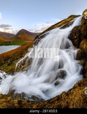 Cascata Comb Beck, lago Buttermere e Fleetwith Pike nel Lake District inglese. Foto Stock