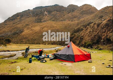 Tenda con turisti su un sentiero per Laguna 69, Perù. Foto Stock