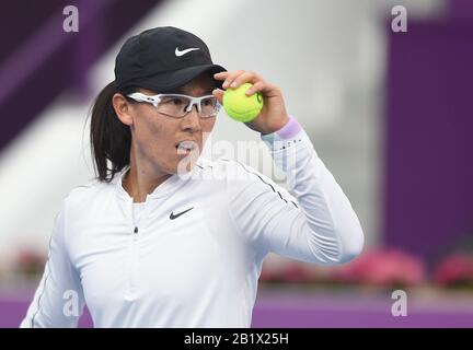 Doha, Qatar. 27th Feb, 2020. Zheng Saisai della Cina reagisce durante la gara di quarti di finale femminile contro Aryna Sabalenka della Bielorussia al 2020 WTA Qatar Open a Doha, Qatar, 27 febbraio 2020. Credito: Nikku/Xinhua/Alamy Live News Foto Stock