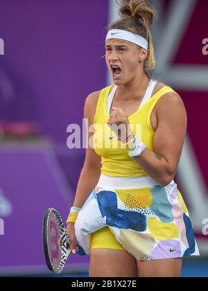 Doha, Qatar. 27th Feb, 2020. Aryna Sabalenka della Bielorussia celebra durante la gara di quarti di finale femminile contro Zheng Saisai della Cina al 2020 WTA Qatar Open a Doha, Qatar, 27 febbraio 2020. Credito: Nikku/Xinhua/Alamy Live News Foto Stock