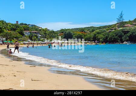 Spiaggia Di Ferradura, Buzios, Brasile. Vista sulla spiaggia in una giornata di sole d'estate. Foto Stock