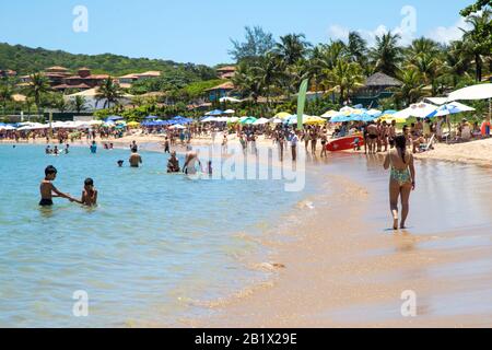 Spiaggia Di Ferradura, Buzios, Brasile. Vista sulla spiaggia in una giornata di sole d'estate. Foto Stock