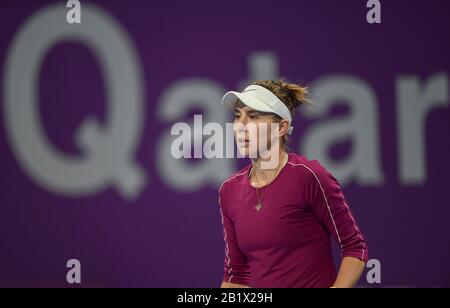 Doha, Qatar. 27th Feb, 2020. Belinda Bencic della Svizzera reagisce durante la gara di quarti di finale femminile contro Svetlana Kuznetsova della Russia al 2020 WTA Qatar Open a Doha, Qatar, 27 febbraio 2020. Credito: Nikku/Xinhua/Alamy Live News Foto Stock