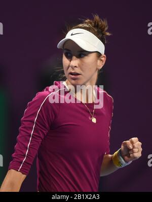 Doha, Qatar. 27th Feb, 2020. Belinda Bencic della Svizzera reagisce durante la gara di quarti di finale femminile contro Svetlana Kuznetsova della Russia al 2020 WTA Qatar Open a Doha, Qatar, 27 febbraio 2020. Credito: Nikku/Xinhua/Alamy Live News Foto Stock