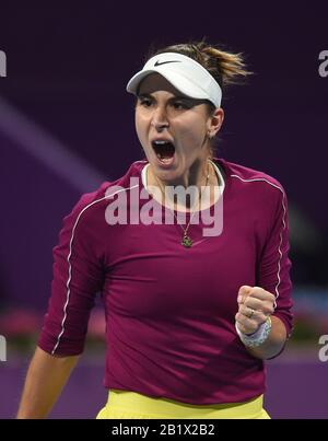 Doha, Qatar. 27th Feb, 2020. Belinda Bencic della Svizzera reagisce durante la gara di quarti di finale femminile contro Svetlana Kuznetsova della Russia al 2020 WTA Qatar Open a Doha, Qatar, 27 febbraio 2020. Credito: Nikku/Xinhua/Alamy Live News Foto Stock