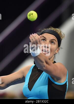 Doha, Qatar. 27th Feb, 2020. Svetlana Kuznetsova della Russia serve durante la gara di quarti di finale femminile contro Belinda Bencic della Svizzera al 2020 WTA Qatar Open a Doha, Qatar, 27 febbraio 2020. Credito: Nikku/Xinhua/Alamy Live News Foto Stock