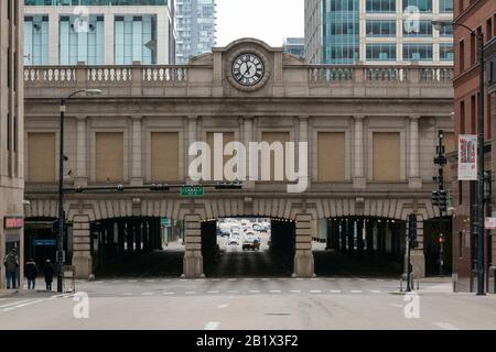 Chicago, Illinois, Stati Uniti - 9 febbraio 2020: Il viadotto della stazione ferroviaria di Ogilvie sopra Washington St. A Chicago, Illinois. Foto Stock