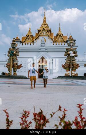 Coppia in vacanza in Thailandia a piedi di fronte al tempio Pattaya Thailandia Foto Stock