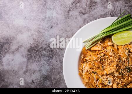 Cibo tailandese, Noodle padthai nel piatto Foto Stock