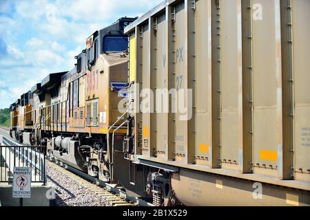 La Fox, Illinois, Stati Uniti. Un treno a carbone dell'Unione del Pacifico, guidato da tre locomotive, con una quarta unità che aiuta nella parte posteriore. Foto Stock