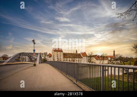 Straubing | Stadt | Gäuboden | Schloßbrücke | Herzogschloß | Donau | Niederbayern | Agnes-Bernauer Foto Stock