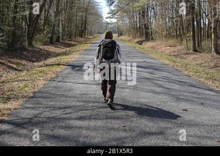 Milford, Delaware, Stati Uniti. 27th Feb, 2020. Dave WHITSON entra in un headwind segnalato per essere 20 miglia all'ora lungo una strada pavimentata rurale tra la linea Mason Dixon che segna il confine tra Delaware e Maryland il 27 febbraio 2020. Whitson, un insegnante di storia delle scuole superiori di Portland, Oregon, sta camminando per incontrare e parlare con le persone lungo il suo percorso per capire meglio e connettersi con l'America rurale. Foto Stock