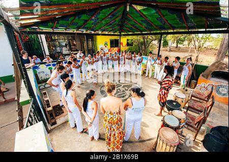 Salvador, BRASILE - Gennaio 2019 il gruppo capoeira brasiliano si esibisce per una folla Foto Stock