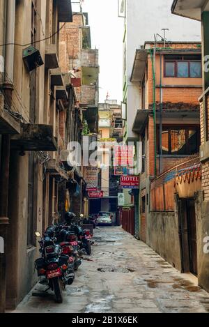 Kathmandu, Nepal - Luglio 2019 Street view nel quartiere di Thamel, noto come il centro dell'industria turistica a Kathmandu Foto Stock