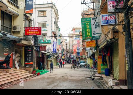 Kathmandu, Nepal - Luglio 2019 Street view nel quartiere di Thamel, noto come il centro dell'industria turistica a Kathmandu Foto Stock