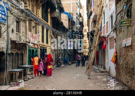 Kathmandu, Nepal - Luglio 2019 Street view nel quartiere di Thamel, noto come il centro dell'industria turistica a Kathmandu Foto Stock