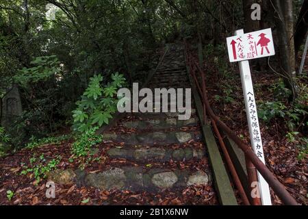 Un cartello che mostra la strada per il prossimo tempio dei pellegrini, sul pellegrinaggio del tempio di Shikoku 88, noto come henroo, al tempio di Ishite, Matsuyama, Eihime, Giappone Foto Stock