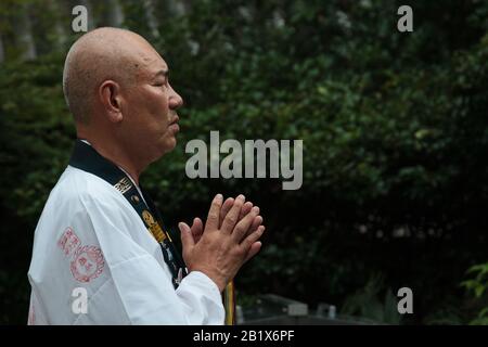 Un Pellegrino, conosciuto come Henro, prega al tempio di Ishite sul pellegrinaggio del tempio di Shikoku 88, Matsuyama, Eihime, Giappone. Foto Stock