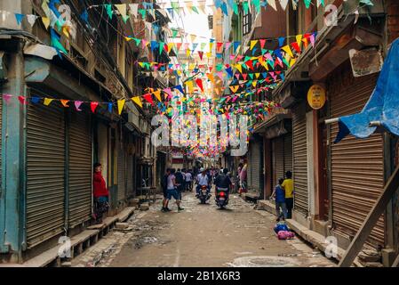 Kathmandu, Nepal - Luglio 2019 Street view nel quartiere di Thamel, noto come il centro dell'industria turistica a Kathmandu Foto Stock