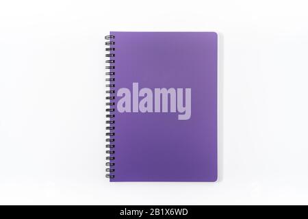 Il concetto di business - vista superiore raccolta di spirale notebook kraft anteriore, viola e bianco pagina aperta isolata su sfondo per mockup Foto Stock