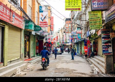 Kathmandu, Nepal - Luglio 2019 Street view nel quartiere di Thamel, noto come il centro dell'industria turistica a Kathmandu Foto Stock