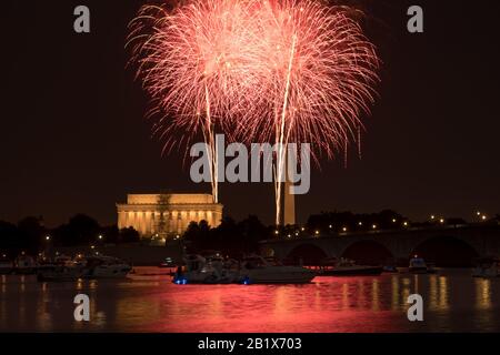 Washington DC 4 luglio 2018: Fuochi d'artificio sul Washington Monument e Lincoln Memorial il 4 luglio 2018. Riflessione di fuochi d'artificio visibili nel Potoma Foto Stock