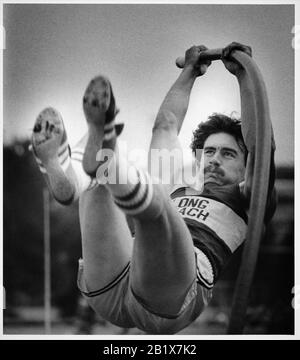 Giovane uomo Pole vaulter salendo durante la pista pratica a. CAL state Long Beach nell'area metropolitana DI LOS ANGELES Foto Stock