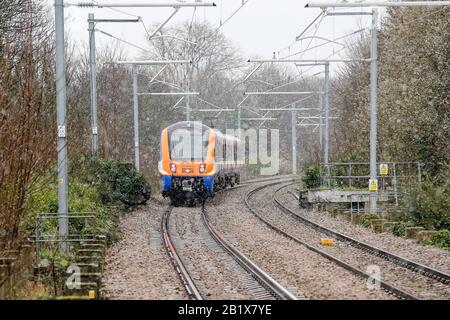 Londra, Regno Unito. 27th Feb, 2020. Un treno London Overground viaggia attraverso la neve nel nord di Londra. Credit: Sopa Images Limited/Alamy Live News Foto Stock
