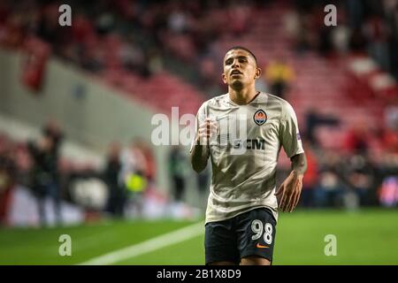 Lisbona, Portogallo. 27th Feb, 2020. Domilson Cordeiro dos Santos 'Do' del FC Shakhtar Donetsk visto in azione durante la tappa 2nd della UEFA Europa League del round di 32 partite tra Benfica e Shakhtar Donetsk a Lisbona.(Punteggio finale; Benfica 3:3 Shakhtar Donetsk) credito: Sopa Images Limited/Alamy Live News Foto Stock