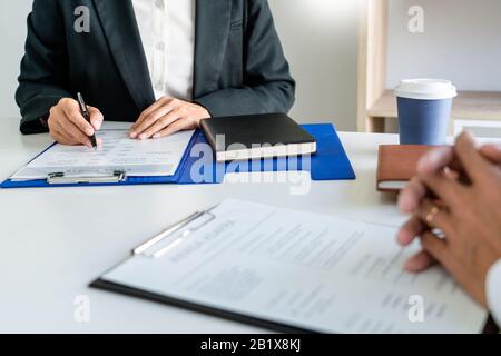 Colloquio di lavoro, datore di lavoro aziendale o reclutatore intorno alla tabella durante il colloquio di colloquio di processo di assunzione Foto Stock