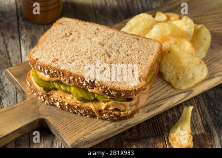 Burro Di Peanut Fatto In Casa E Sandwich Di Pickle Con Patatine Foto Stock