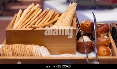 Agriturismo Grissini Di Stile italiano Appena Sfornati (Pane Grissini), bastoncini a matita di pane fresco e secco al forno. Alimento Punto Di Partenza da i organico naturale Foto Stock