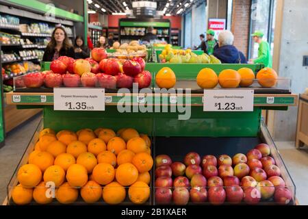 Prodotti freschi in mostra presso Amazon Go Grocery il 27 febbraio 2020. Il primo supermercato cashierless di dimensioni standard della società tecnologica è stato inaugurato nel quartiere Capitol Hill di Seattle all’inizio della settimana. I clienti eseguono la scansione di un'app Amazon Go per accedere al negozio di 10.000 piedi quadrati, prendere i prodotti e andare senza effettuare il check-out. La "Just Walk Out Technology" di Amazon utilizza un sistema complesso di telecamere e sensori per tenere traccia degli acquisti già in uso nei loro piccoli negozi Amazon Go. Foto Stock