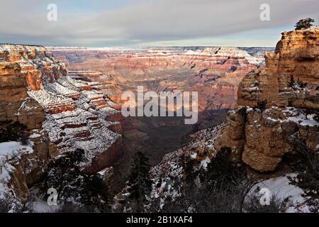 Sole mattutino sulla Gola Interna e sul North Rim del Grand Canyon con il South Rim in ombra, scendendo lungo il South Kaibab Trail Foto Stock