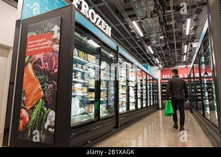 Un negozio di alimentari presso Amazon Go il 27 febbraio 2020. Il primo supermercato cashierless di dimensioni standard della società tecnologica è stato inaugurato nel quartiere Capitol Hill di Seattle all’inizio della settimana. I clienti eseguono la scansione di un'app Amazon Go per accedere al negozio di 10.000 piedi quadrati, prendere i prodotti e andare senza effettuare il check-out. La "Just Walk Out Technology" di Amazon utilizza un sistema complesso di telecamere e sensori per tenere traccia degli acquisti già in uso nei loro piccoli negozi Amazon Go. Foto Stock