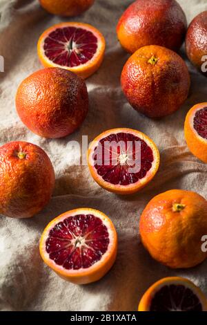 Arance fresche di sangue rosso in una ciotola su un tavolo di legno Foto  stock - Alamy