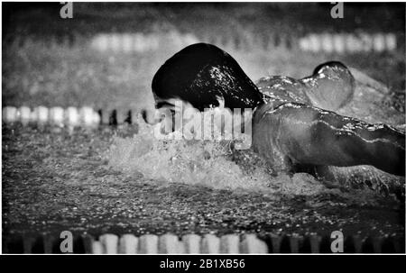 Mark Spitz in pratica farfalla nella piscina olimpica di Long Beach prima di iniziare le prove, dove ha vinto Foto Stock