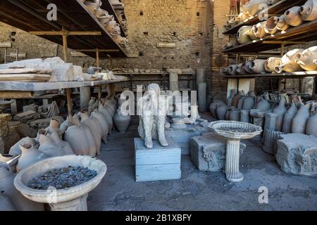 Italia, POMPEI - Oct 19, 2019: Antica città romana distrutta dall'eruzione del Vesuvio nel 79 d.C. Pompei è un sito patrimonio dell'umanità dell'UNESCO. Foto Stock