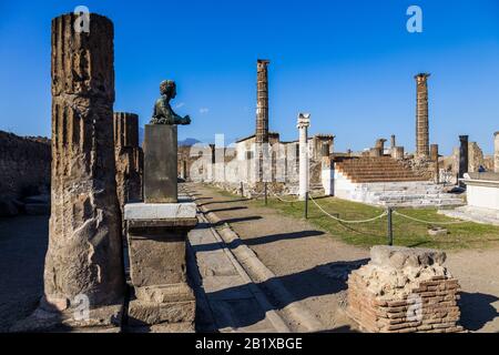 Italia, POMPEI - Oct 19, 2019: Antica città romana distrutta dall'eruzione del Vesuvio nel 79 d.C. Pompei è un sito patrimonio dell'umanità dell'UNESCO. Foto Stock