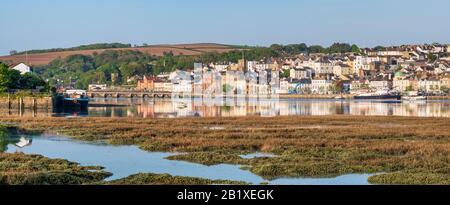 Vista di Bideford, città del mercato, NorthDevon sud ovest attraverso il fiume Torridge verso il ponte vecchio, dalla riva del fiume Foto Stock