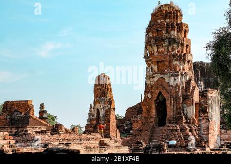 Antiche rovine nel Parco storico di Ayutthaya, una delle famose destinazioni culturali di viaggio in Thailandia Foto Stock