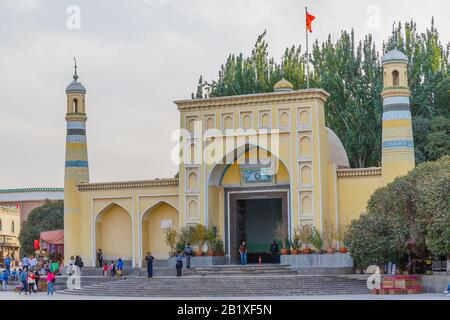 Vista Sulla Moschea Id Kah. Una bandiera cinese è montata sulla cima della moschea. ID Kah è la moschea più grande della Cina e si trova nel centro della città di Kashgar Foto Stock