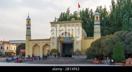 Vista panoramica sulla moschea Id Kah - situato nel centro della città di Kashgar. Luogo di preghiera e di culto per i musulmani (nello Xinjiang principalmente uyghurs). Foto Stock